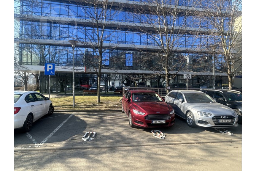 Wrocław, Fabryczna, Legnicka, Widoczny lokal z parkingiem