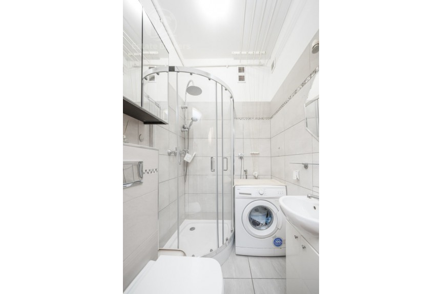 Wrocław, Fabryczna, Kawalerka na Grabiszynie z dużym podw&oacute;jnym ł&oacute;żkiem