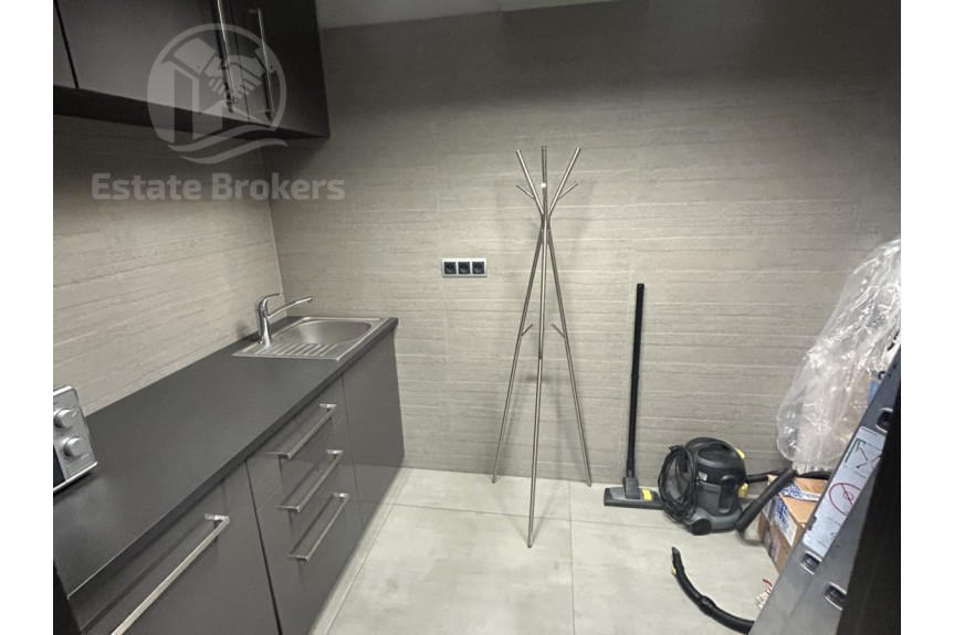 Wrocław, Fabryczna, Strzegomska, Widoczny lokal z parkingiem