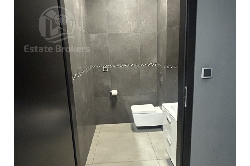 Wrocław, Fabryczna, Strzegomska, Widoczny lokal z parkingiem