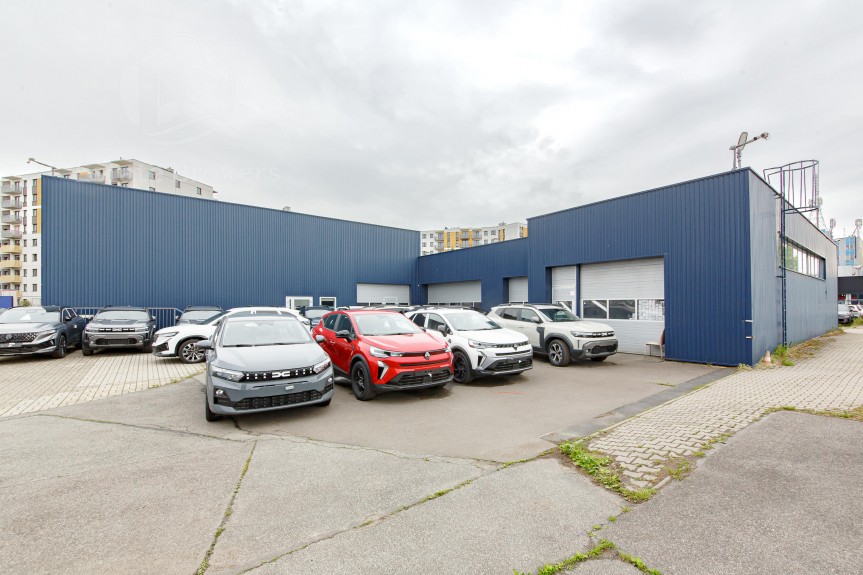 Wrocław, Wrocław-Krzyki, al. Karkonoska, Salon samochodowy/parking i warsztat