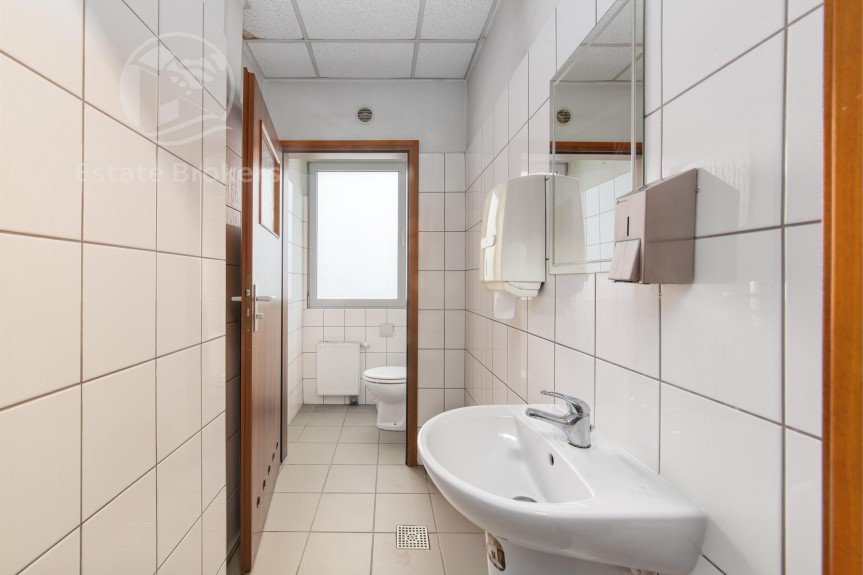 Wrocław, Wrocław-Krzyki, al. Karkonoska, Salon samochodowy/parking i warsztat