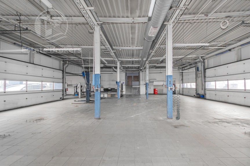 Wrocław, Wrocław-Krzyki, al. Karkonoska, Salon samochodowy/parking i warsztat
