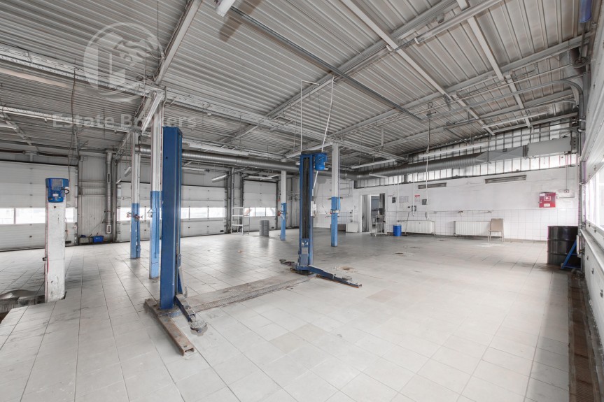 Wrocław, Wrocław-Krzyki, al. Karkonoska, Salon samochodowy/parking i warsztat