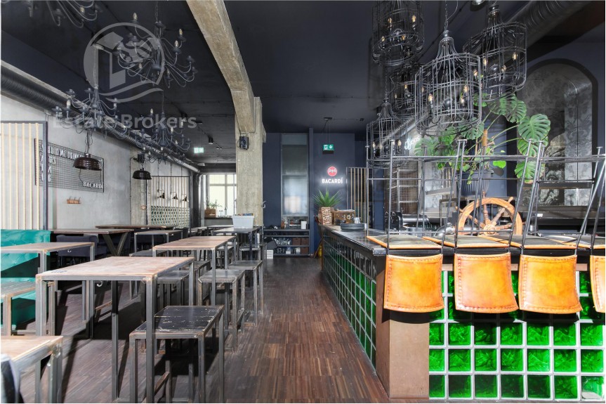 Wrocław, al. Kazimierza Wielkiego, Lokal gastronomiczny pod bar | Duży ogr&oacute;dek
