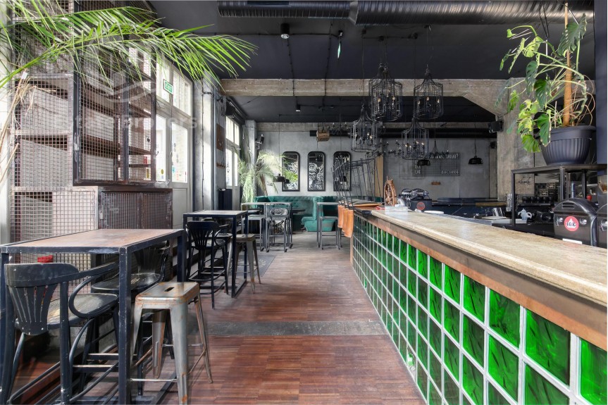Wrocław, al. Kazimierza Wielkiego, Lokal gastronomiczny pod bar | Duży ogr&oacute;dek