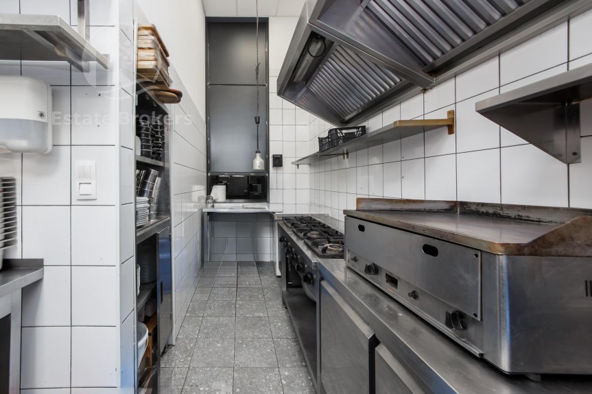 Wrocław, al. Kazimierza Wielkiego, Lokal gastronomiczny pod bar | Duży ogr&oacute;dek