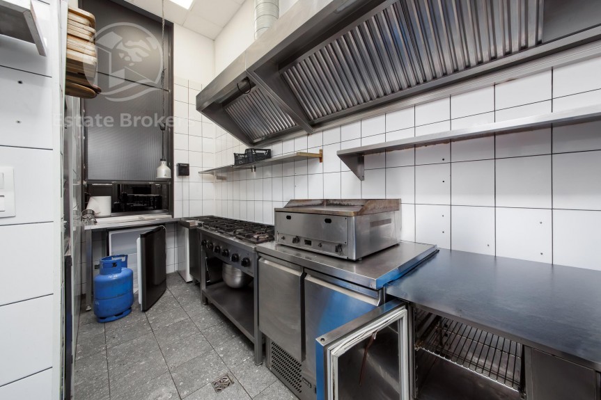 Wrocław, al. Kazimierza Wielkiego, Lokal gastronomiczny pod bar | Duży ogr&oacute;dek